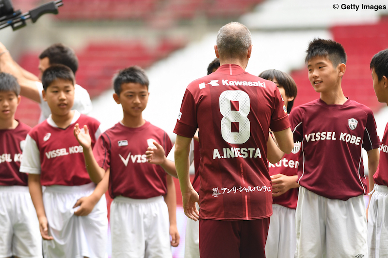 Iniesta ra mắt CĐV Vissel Kobe - Bóng Đá