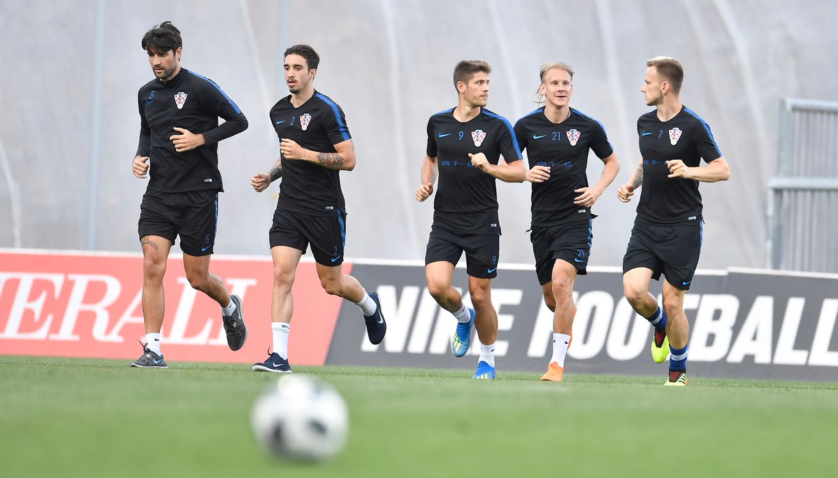 Argentina để hòa ở lượt trận đầu tiên.