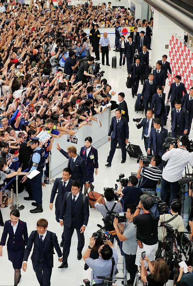 Họ được chào đón cuồng nhiệt ở sân bay.