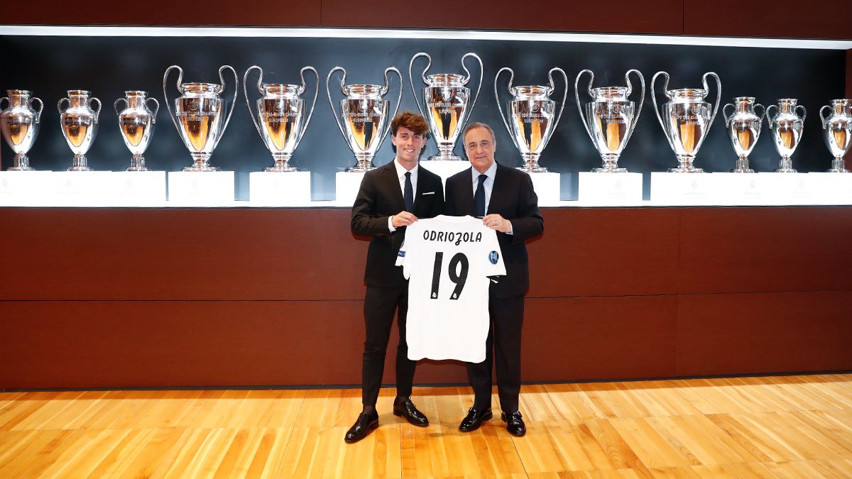 Alvaro Odriozola ra mắt real - Bóng Đá