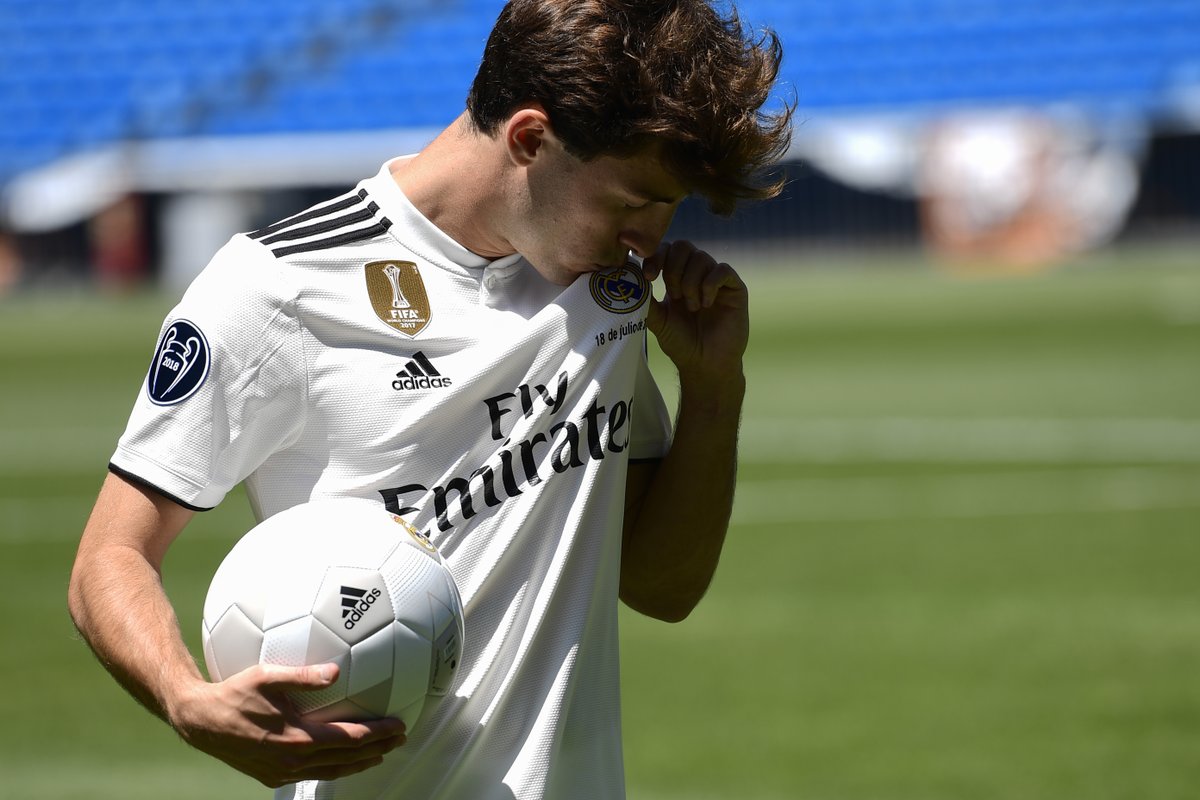 Alvaro Odriozola ra mắt real - Bóng Đá
