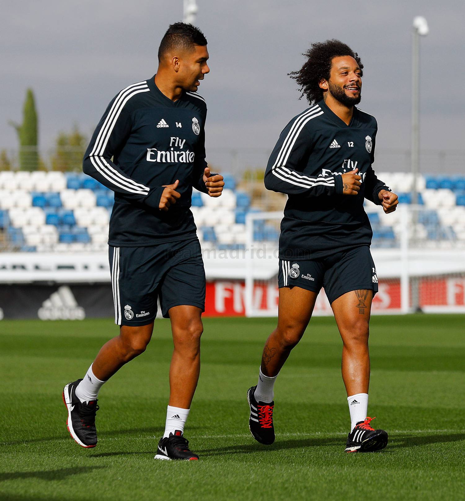 Tuy nhiên phóng viên bắt gặp nụ cười khá bí ẩn của Marcelo.