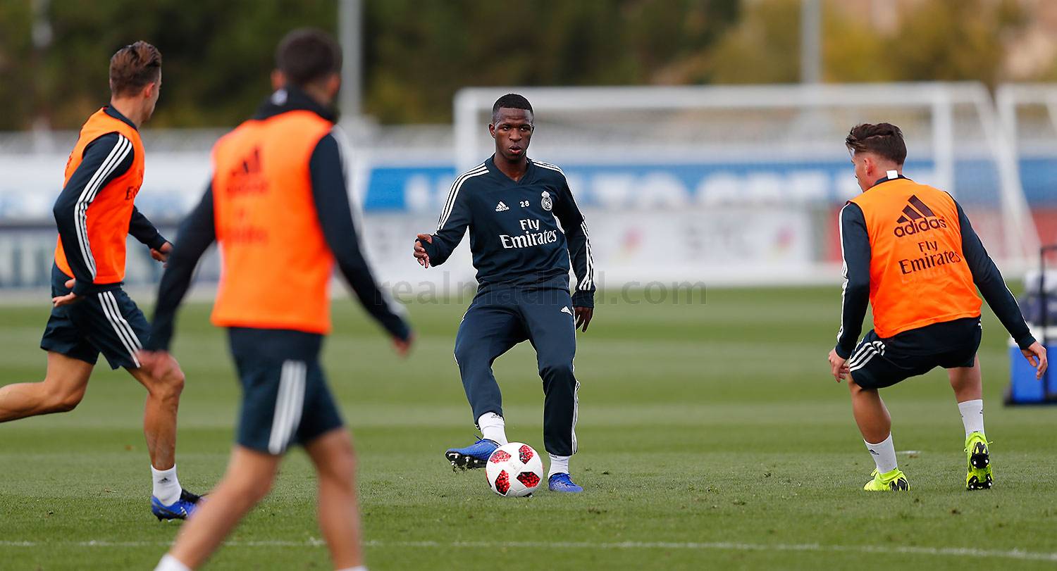 Real Madrid trở lại tập luyện.