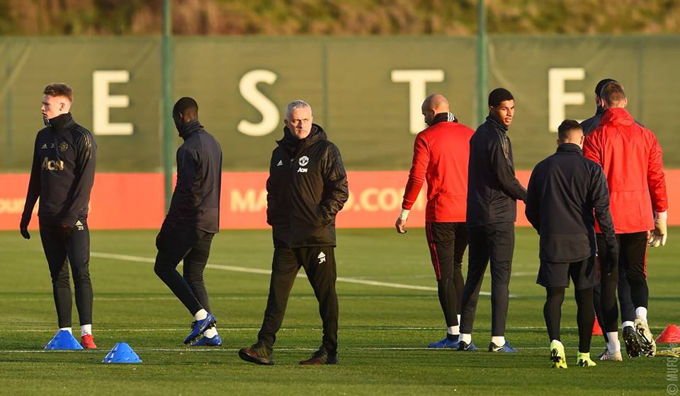 Jose Mourinho tỏ ra khá lo âu.