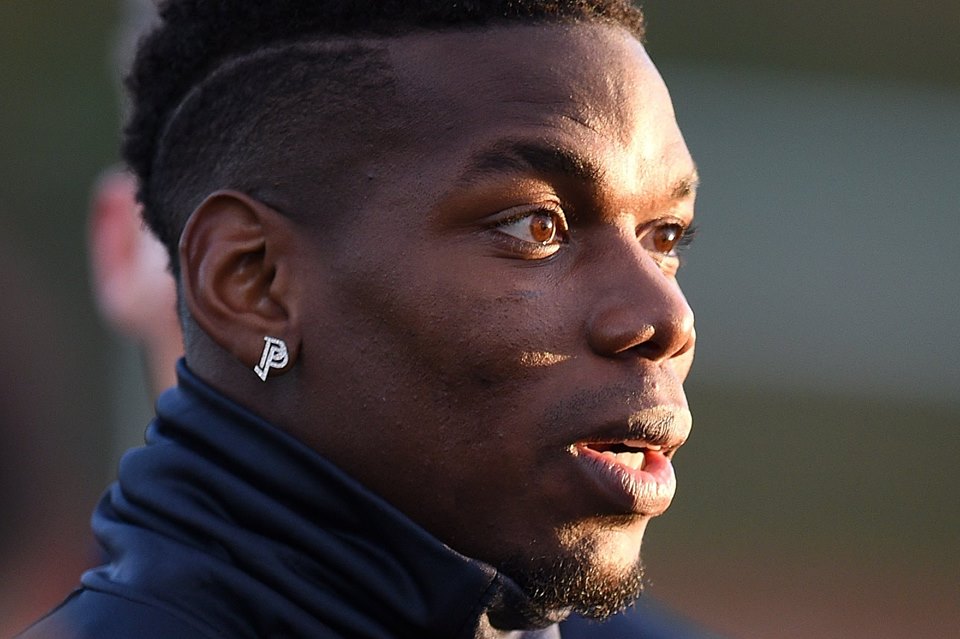 Pogba khoe bông tai cực độc.