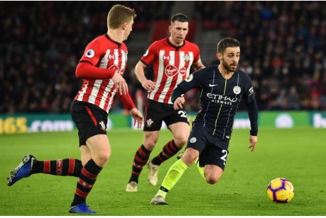 Man City vẫn áp đảo trong hiệp hai.