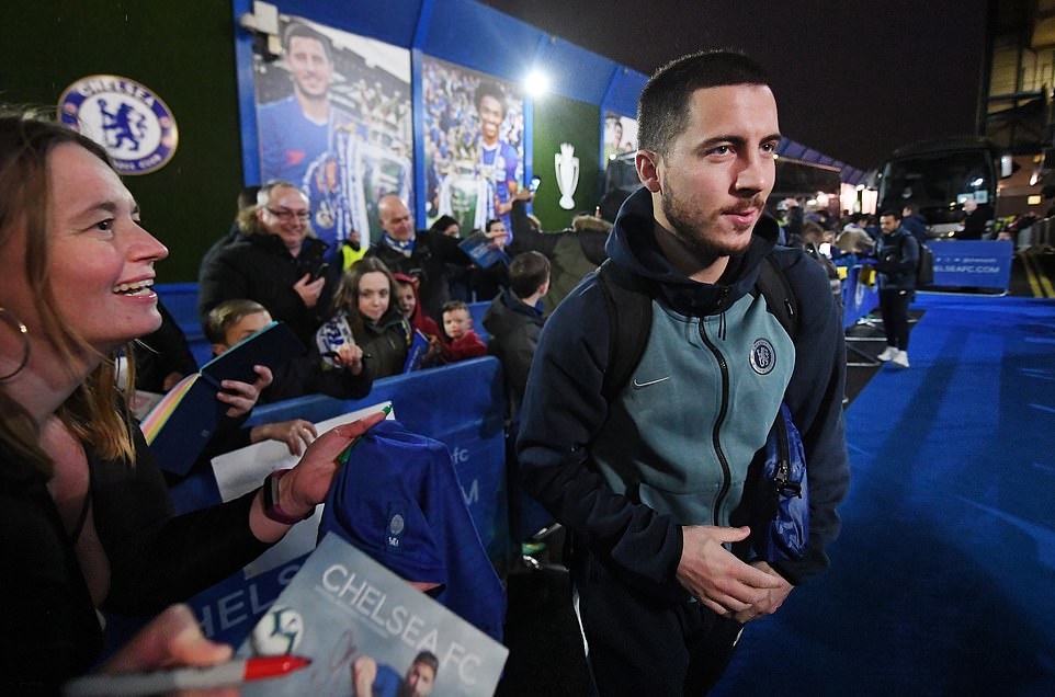 Những ngôi sao chủ lực liên tiếp cày ải trong thời gian gần đây như Hazard, Higuain thì ngồi trên băng ghế dự bị. Tuy nhiên HLV Sarri tung ra đội hình khá mạnh với nhiều trụ cột đá chính ngay từ đầu. Rõ ràng chiến lược gia người Italia muốn đảm bảo một kết quả có lợi ngay ở trận lượt đi khi chơi trên sân nhà.