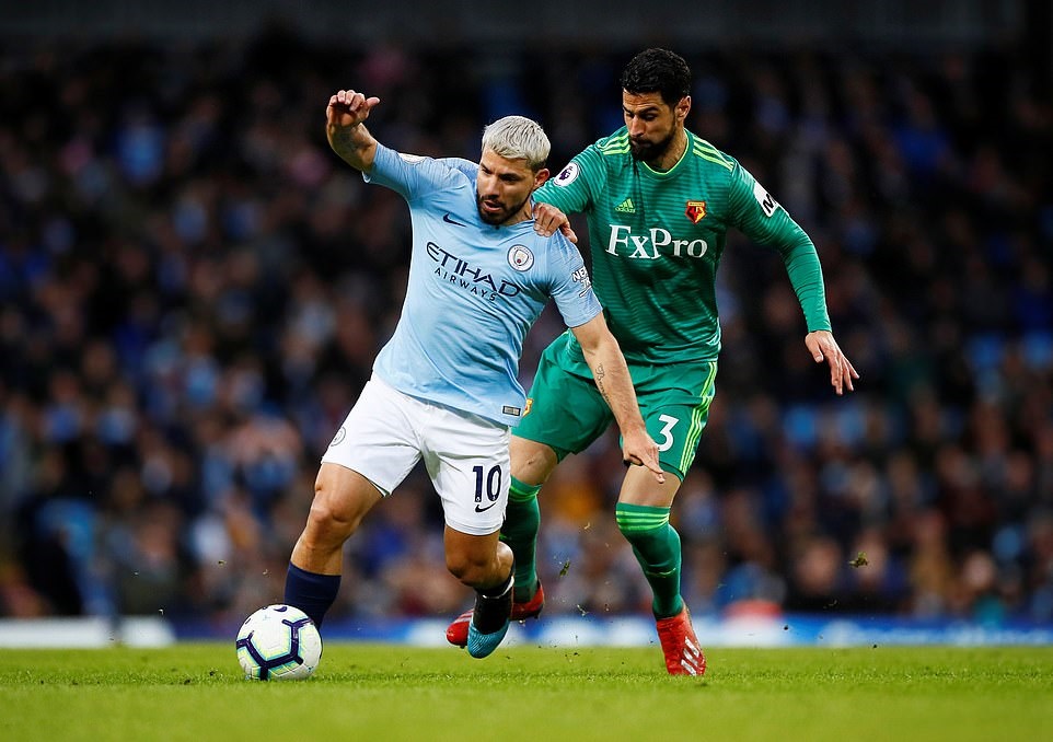 Man City bế tắc trong hiệp một.