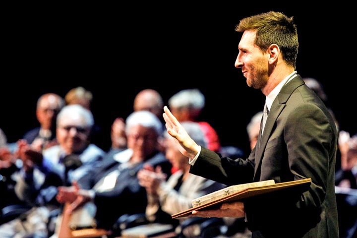 Messi là cầu thủ thứ hai được vinh danh ở giải thưởng này. Trong quá khứ Johan Cruyff từng nhận danh hiệu này vào năm 2006 nhưng không đến góp mặt.