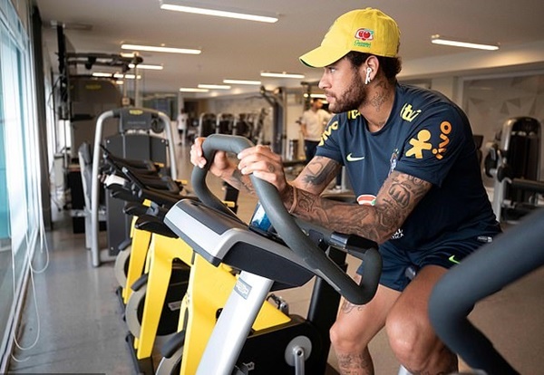 Neymar ngồi nhìn đồng đội tập luyện - Bóng Đá
