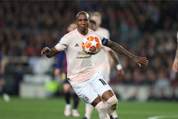 Hậu vệ trái: Ashley Young (Man Utd) – Quỷ đỏ không có nhiều sự lựa chọn trong trận Tứ kết lượt về gặp Barcelona khi mà Luke Shaw bị treo giò vì nhận đủ thẻ vàng. Và Young không thể đương đầu với một Messi chơi cực kỳ hưng phấn ở trận đấu đó.