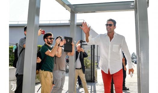 Ảnh Buffon được NHM chào đón - Bóng Đá