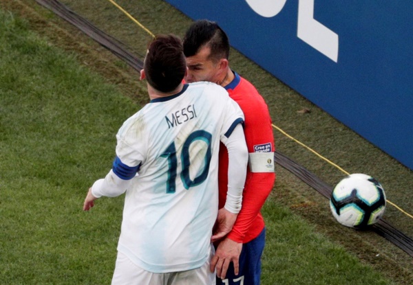 Ảnh Messi nhận thẻ đỏ - Bóng Đá