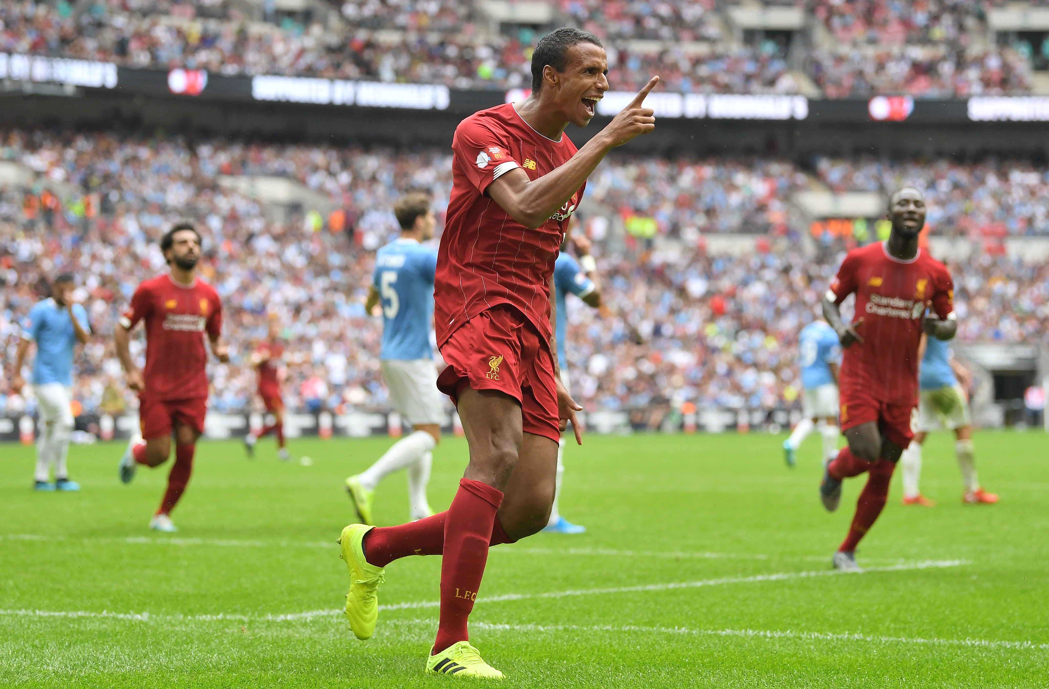 Matip gỡ hòa cho Liverpool.