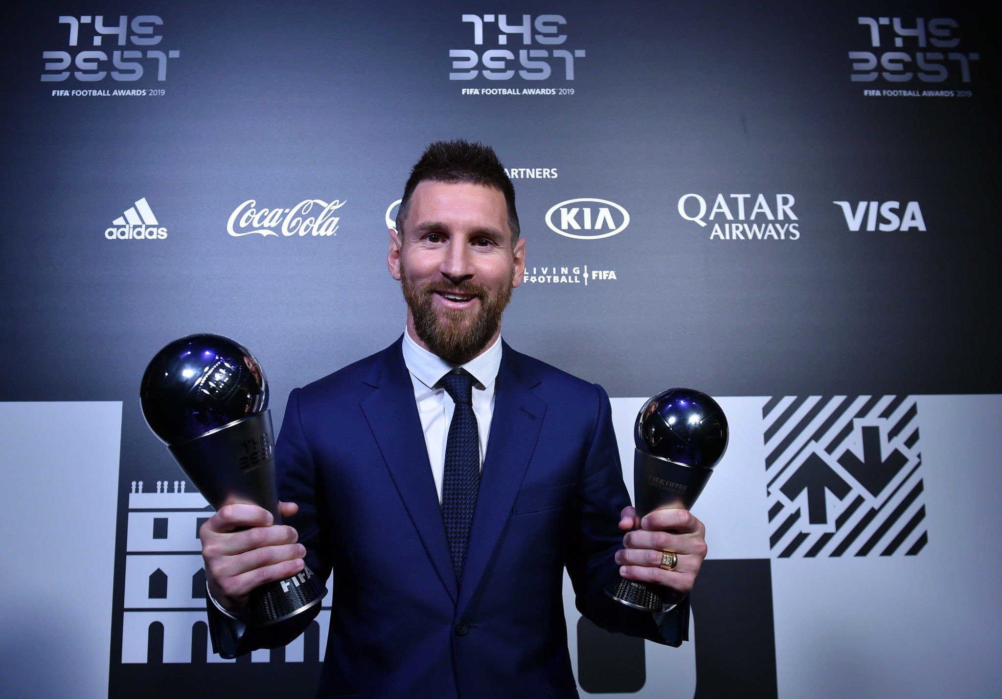 ảnh messi nhận danh hiệu THe Best - Bóng Đá