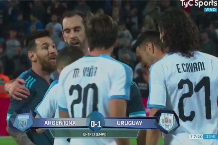 Messi gây gỗ với Cavani - Bóng Đá