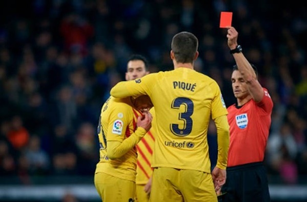 Suarez nói gì về chiếc thẻ đỏ của De Jong? - Bóng Đá