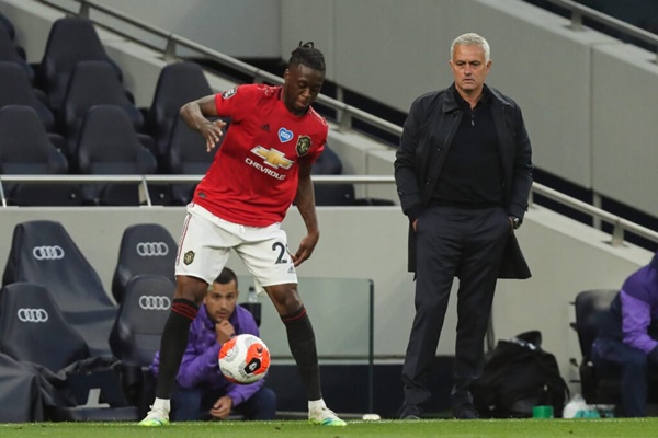 Cựu sao Crytal Palace giúp hành lang cánh phải Quỷ đỏ an toàn hơn với những pha tắc bóng dũng mãnh của mình.