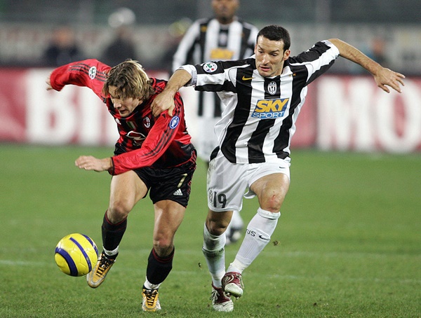 Hậu vệ trái: Gianluca Zambrotta - Dù đạt những thành công cùng với AC Milan và Juventus, tuy nhiên Zambrotta lại bỏ lỡ vinh quang Champions League giống như nhiều ngôi sao người Ý khác.