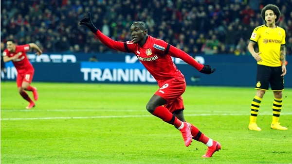 Trong mùa giải đầu tiên của mình tại Bundesliga, Diaby đã ghi được 8 bàn thắng sau 39 lần ra sân, thu hút sự quan tâm của các đội bóng trên khắp châu Âu, bao gồm cả Manchester United.