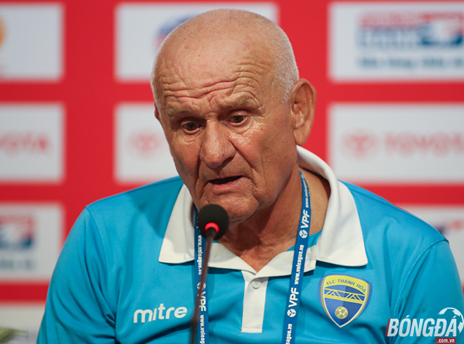 HLV Ljubo Petrovic chưa muốn nói gì về dự định dẫn dắt ĐT Việt Nam. Ảnh: Duy Anh.
