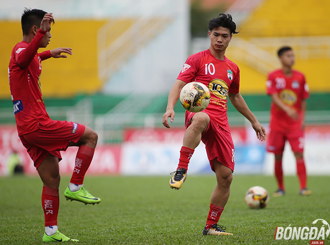 Công Phượng vẫn là điểm nổi bật trong đội hình HAGL, mặc cho những chỉ trích gần đây anh vẫn âm thầm nỗ lực để khẳng định đẳng cấp của mình. Ảnh: Duy Anh.