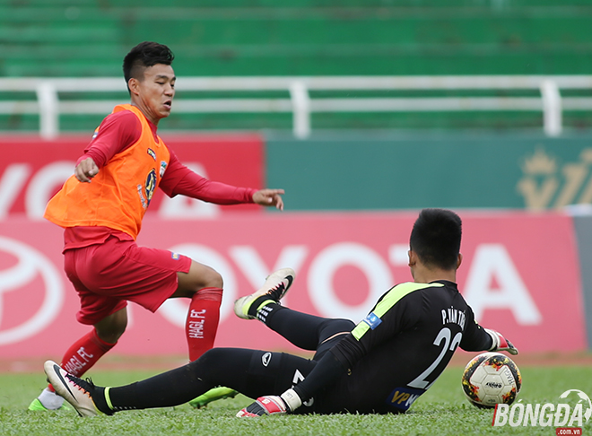 Điều khá đặc biệt trong buổi tập khi HLV Quốc Tuấn xếp Văn Thanh chơi ở hàng tiền đạo, chia sẻ vấn đề này thuyền trưởng của HAGL cho rằng đây là điều bình thường vì Văn Thanh có tốc độ và kỹ thuật rất tốt, chắc chắn anh sẽ là sự bổ sung chất lượng và là đối tác tin cậy cho Công Phượng trên hàng công. Ảnh: Duy Anh.