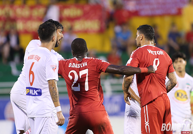 Quá nhiều tình huống nóng nảy của cầu thủ hai bên. Ảnh: Duy Anh.