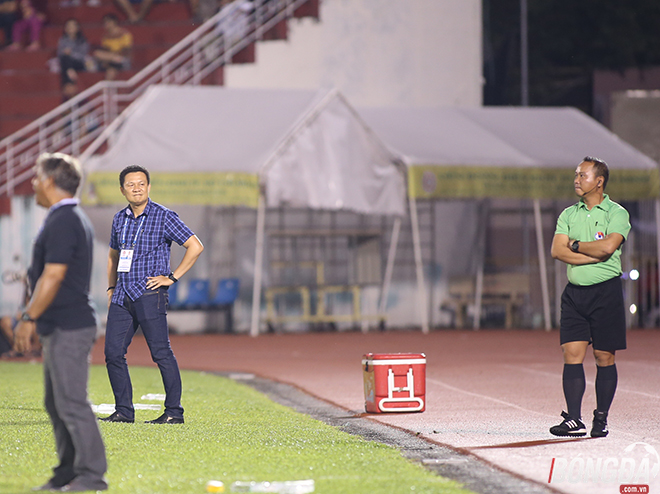 Chia sẻ sau trận đấu, HLV Nguyễn Quốc Tuấn tỏ ra rất bất bình với 2 tình huống được cho là sai lầm của tổ trọng tài là đã từ chối bàn thắng không phải ở tư thế việt vị, rút thẻ đỏ quá nặng tay với thủ môn Tô Vĩnh Lợi, điều này đã gián tiếp cướp đi 1 kết quả khả quan của đội bóng đến từ Phố Núi. Ảnh: Duy Anh.