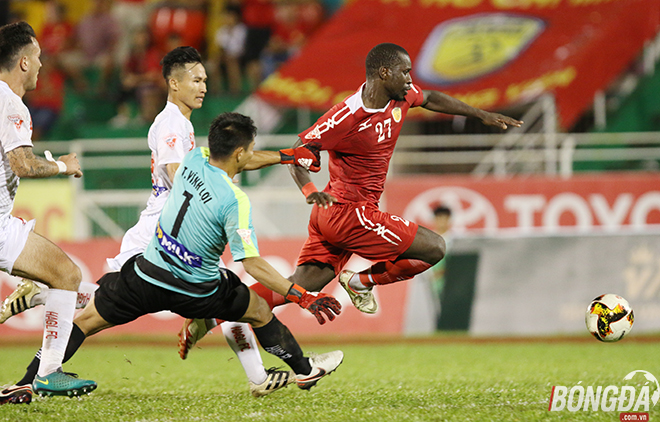 Tình huống thẻ đỏ của Tô Vĩnh Lợi diễn ra ở phút 93 khi thủ môn này đã cố ý dùng tay kéo Da Sylva trong một tình huống phản công của CLB TP.HCM. Ảnh: Duy Anh.