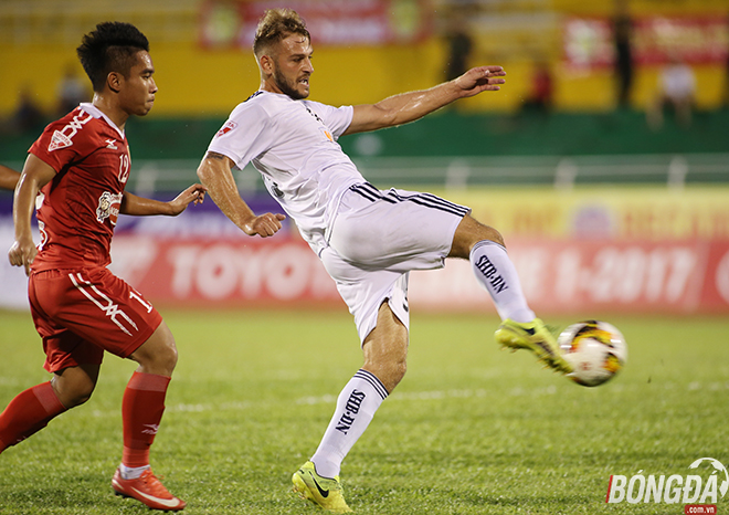 SHB Đà Nẵng ra sân với lực lượng tương đối mạnh khi trên hàng công xuất hiện bộ 3: Đỗ Merlo, Hà Đức Chinh, Gramoz Kurtaj. Ảnh: Duy Anh.