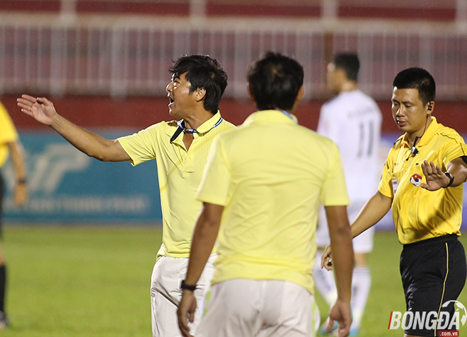 HLV Lê Huỳnh Đức của SHB Đà Nẵng tỏ ra rất bất bình với các quyết định của trọng tài chính Nguyễn Minh Thuận, khi ông cho rằng vị trọng tài này đã quá nương tay với các pha phạm lỗi của đội chủ nhà, điều này đã khiến các cầu thủ của ông bị ức chế về tâm lý trong những phút còn lại. Ảnh: Duy Anh.