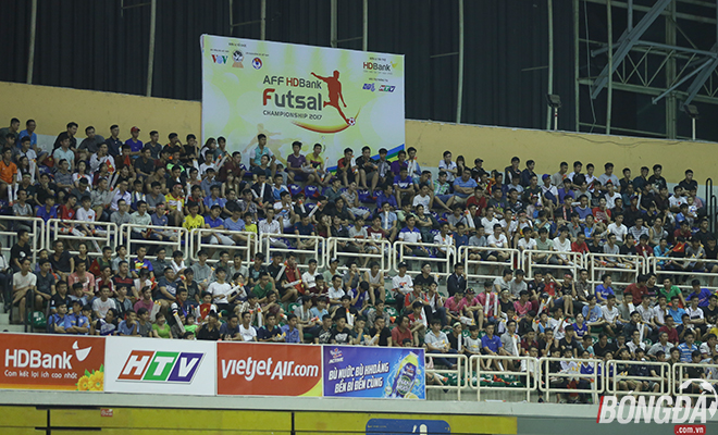 NTĐ Phú Thọ ngày hôm nay được phủ kín bởi rất đông khán giả đến cổ vũ cho ĐT Futsal Việt Nam. Ảnh: Duy Anh.