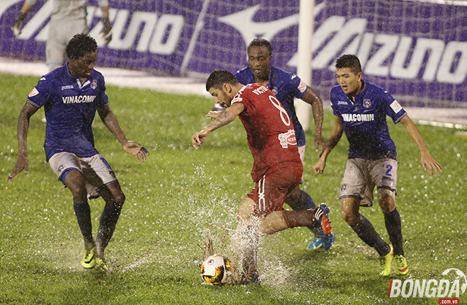 Trận đấu giữa CLB TP.HCM và Than Quảng Ninh được xem là trận thuỷ chiến khi trời mưa rất lớn. Ảnh: Duy Anh.