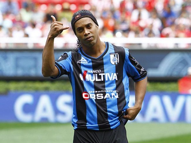 35 tuổi, Ronaldinho vẫn lắm mối. Ảnh: Internet.