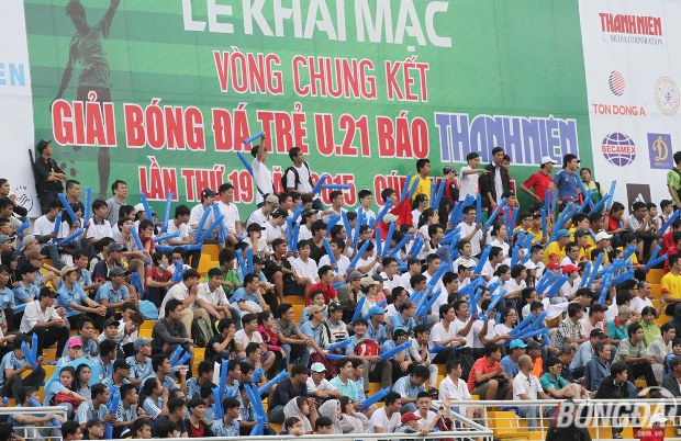 Rất đông khán giả đến sân Thống Nhất theo dõi Giải U21 Quốc gia. Ảnh: Đình Viên.