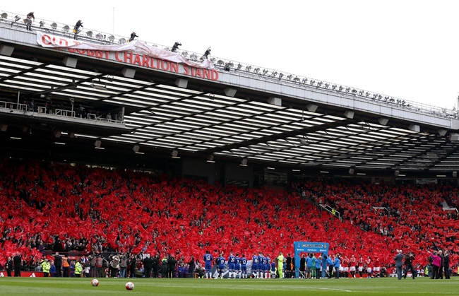 Trước trận đấu, CLB Manchester United đã có màn tri ân Sir Bobby Charlton. Tháng hai vừa qua ban lãnh đạo Quỷ đỏ cũng đã chính thức đổi tên khán đài South Stand của Old Trafford thành Sir Bobby Charlton và đây là dịp để ra mắt tên gọi mới này. Ảnh: Internet.