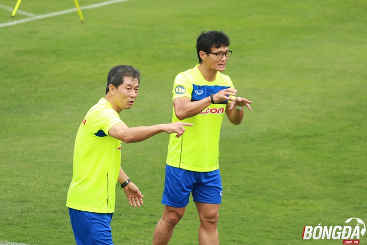 Ông Han Young Kuk (phải) chia tay U23 Việt Nam.