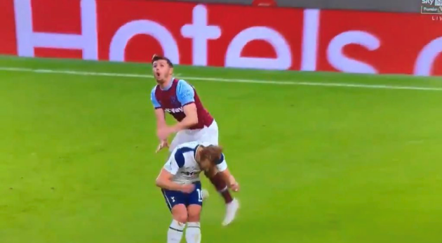 Nếu nhìn vào pha bóng sau đó, Harry Kane dường như là người bị phạm lỗi nhưng bản chất thì không phải như vậy.