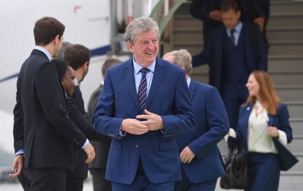 HLV Roy Hodgson dẫn đầu đội quân bước xuống sân bay. Ảnh: Internet.
