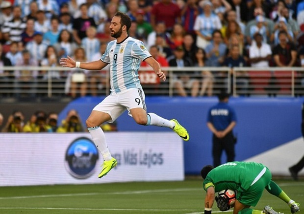 Trận này, Higuain tiếp tục bỏ lỡ hông ít cơ hội. Ảnh: Internet.