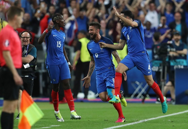 Phải đến đầu hiệp 2, họ mới có bàn mở tỷ số từ cú đánh đầu của Giroud. Ảnh: Internet.