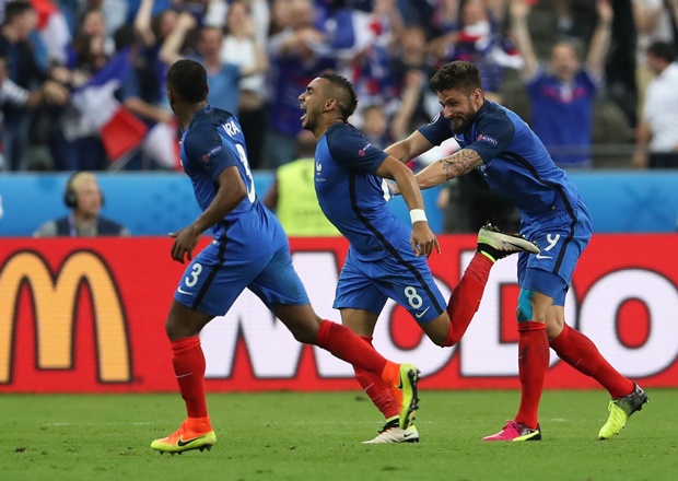 Tuy nhiên, Dimitri Payet đã biến mọi nỗ lực của Romania thành công cốc với cú tung chân đẳng cấp. Ảnh: Internet.