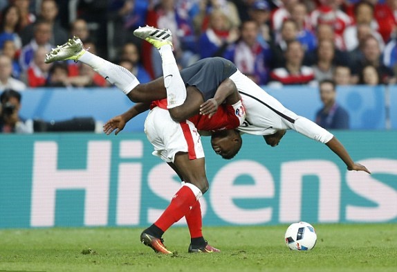 Tình huống hài hước của Pogba và Embolo. Ảnh: Internet.