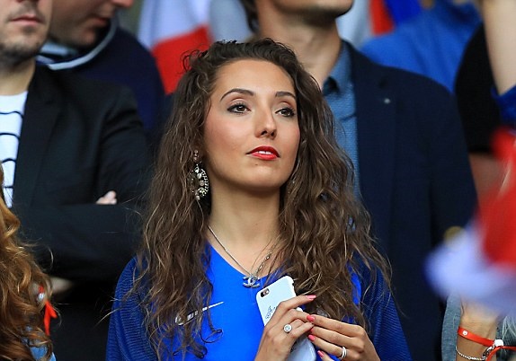 Vợ của Digne có mặt trên khán đài. Ảnh: Internet.