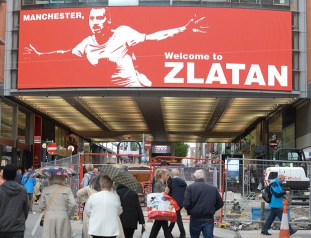Biển hiệu chào đón Ibra đúng theo phong cách của chân sút này. "Manchester, Chào mừng đến với Zlatan".