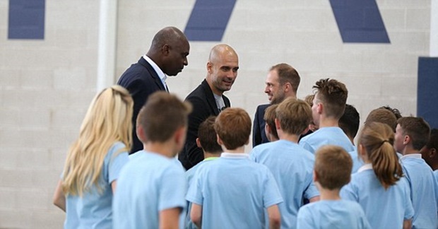 Pep đồng ý dẫn dắt Man City 3 mùa giải và nhận mức lương cao chót vót. Ảnh: Internet.