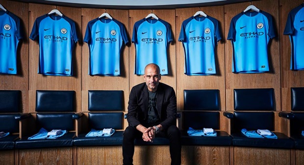 HLV Pep Guardiola cũng có mặt trong buổi ra mắt áo đấu này. Ảnh: Internet.