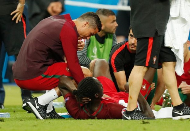 Sớm phải rời sân vì chấn thương nhưng Ronaldo đã kịp trở lại động viên tinh thần cho đồng đội. Ảnh: Internet.