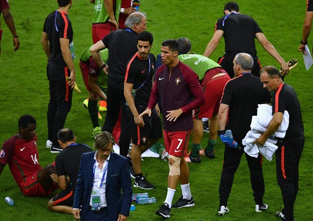 Anh đi tới từng đồng đội để cổ vũ tinh thần. Ảnh: Internet.